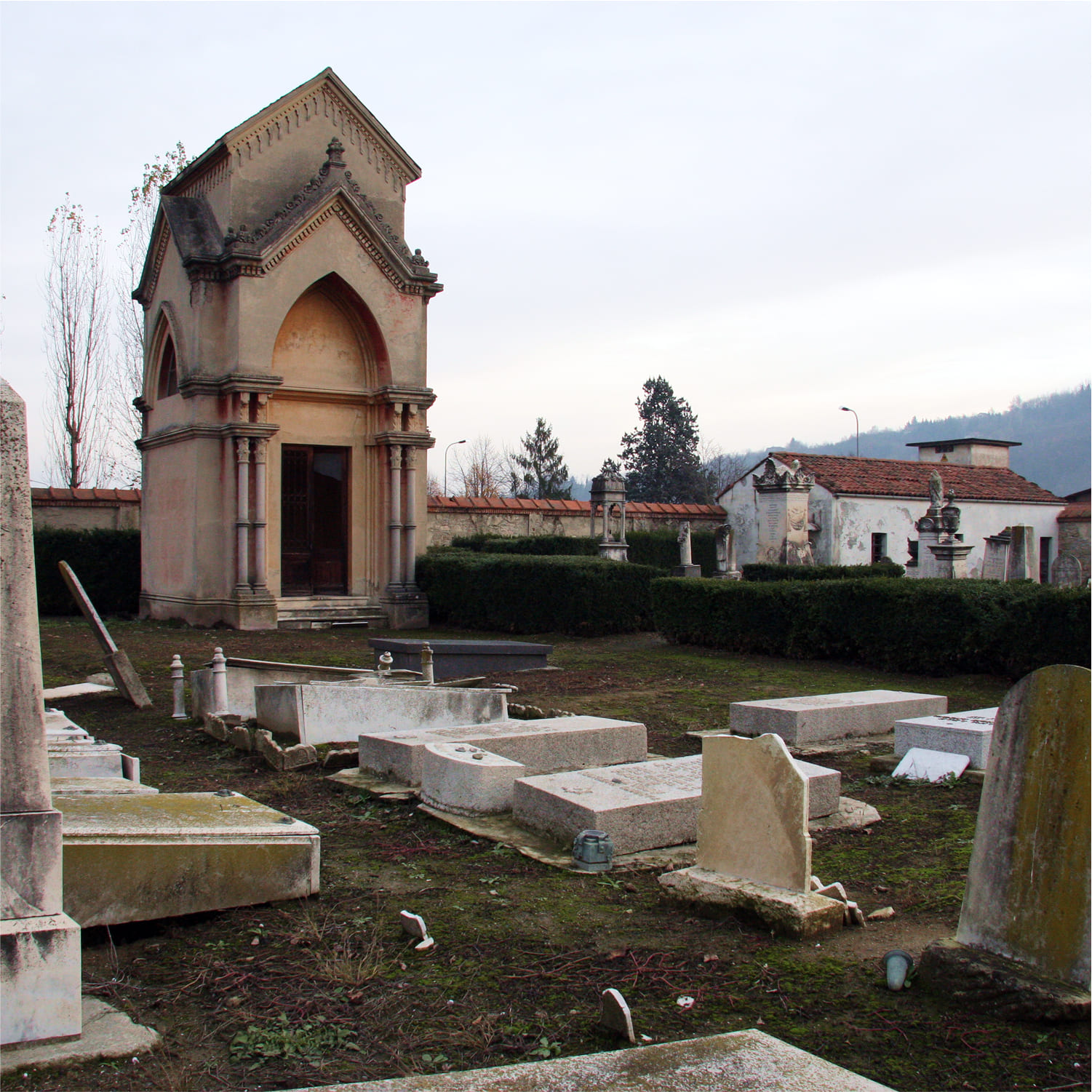 Acquiterme-cimitero-02 Dettaglio dell'interno del cimitero di Acquiterme