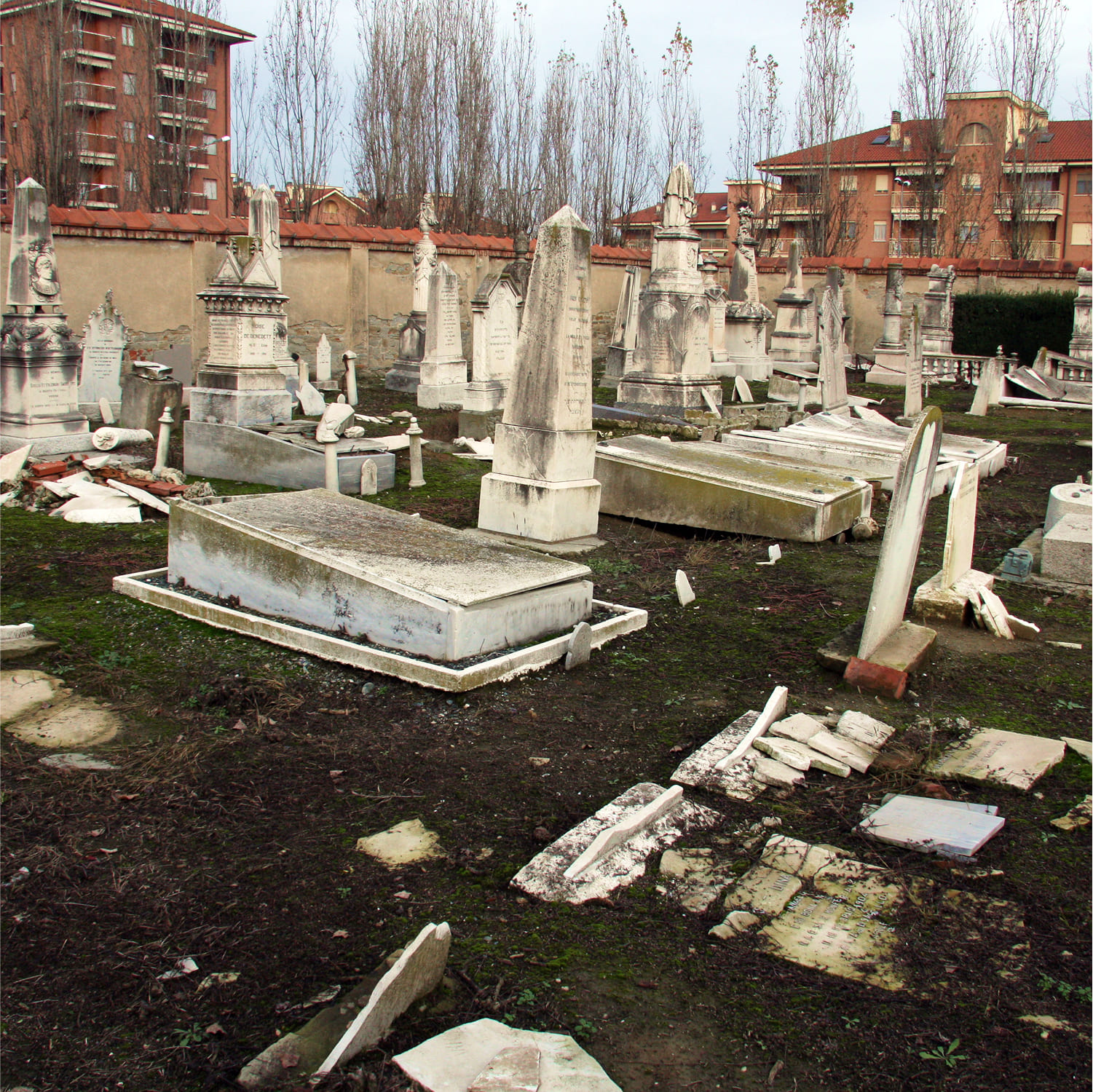 Acquiterme-cimitero-03 Dettaglio dell'interno del cimitero di Acquiterme