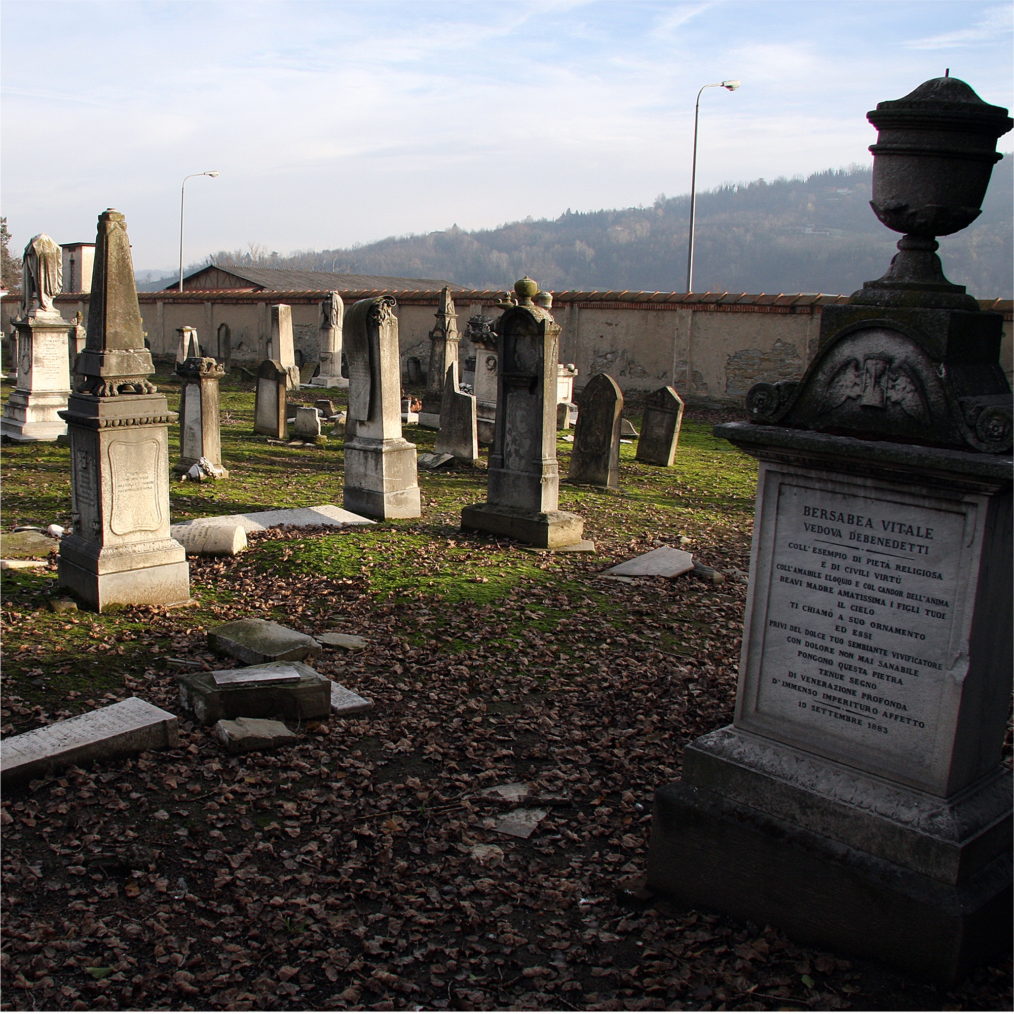 Acquiterme-sito Veduta delle lapidi nel cimitero di Acquiterme