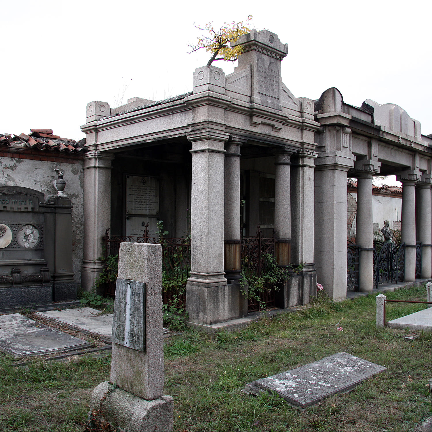 Alessandria-cimitero-01 Dettaglio delle lapidi presenti all'interno del cimitero di Alessandria