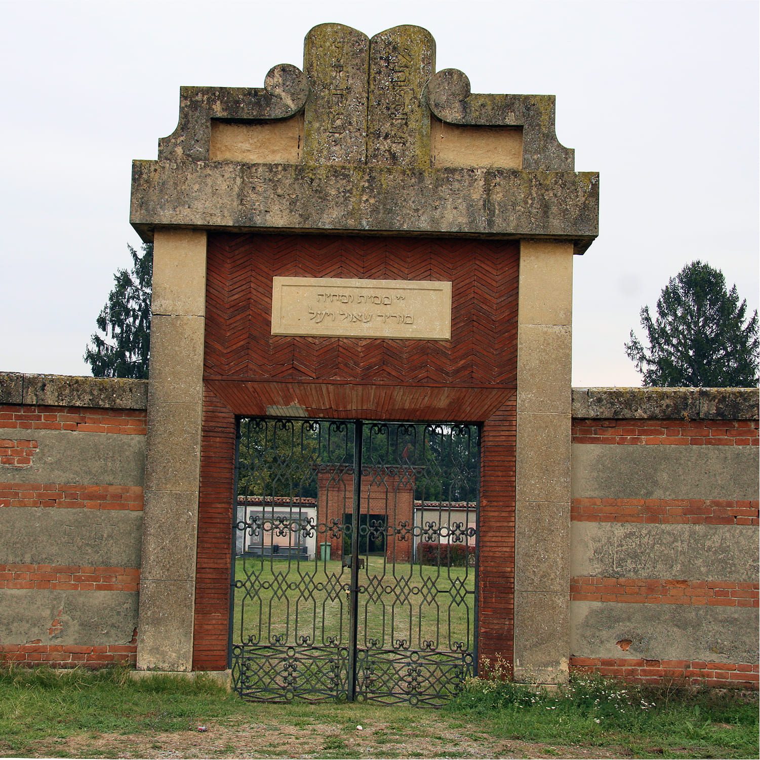 Alessandria-cimitero-03 Ingresso del cimitero ebraico di Alessandria