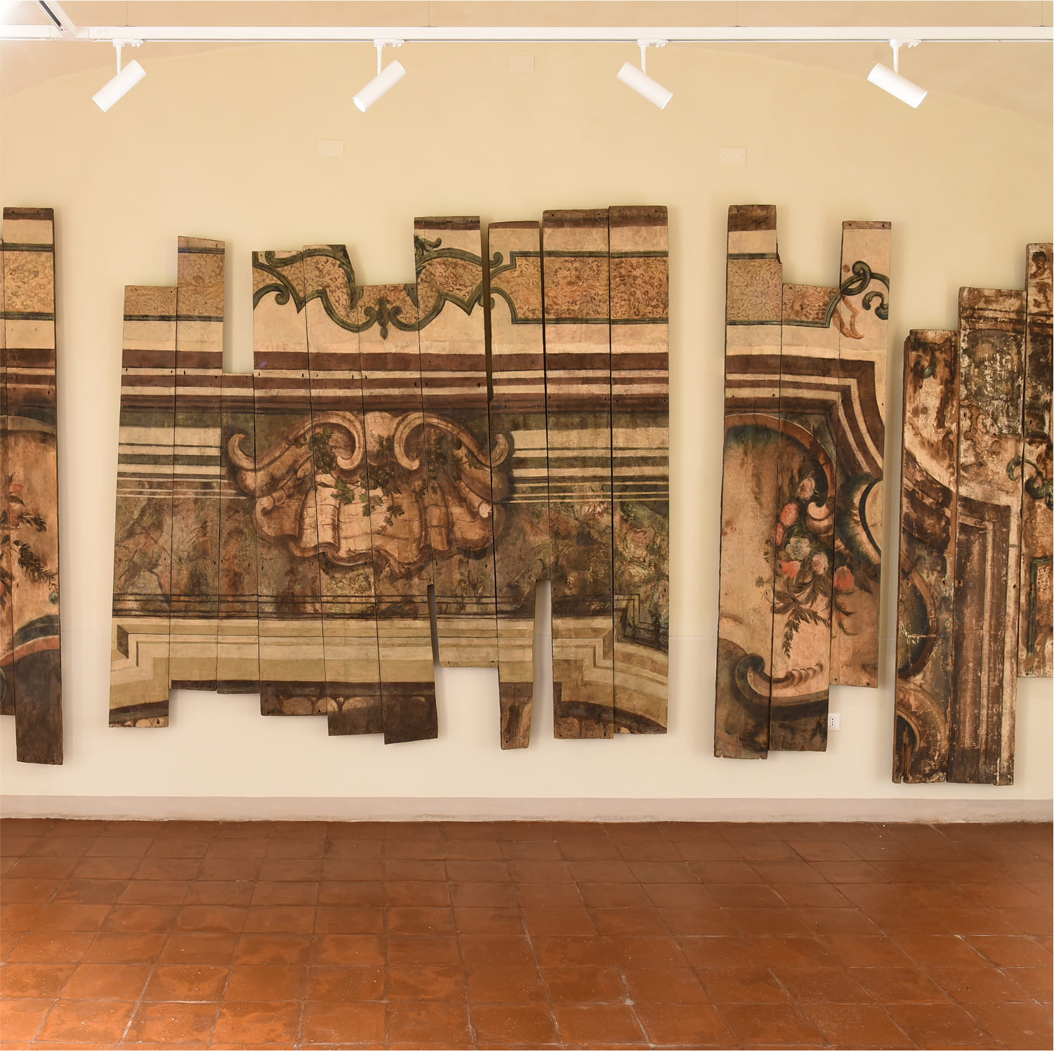 Alessandria-sinagoga-02 Dettaglio della mostra permanente all'interno della sinagoga di Alessandria