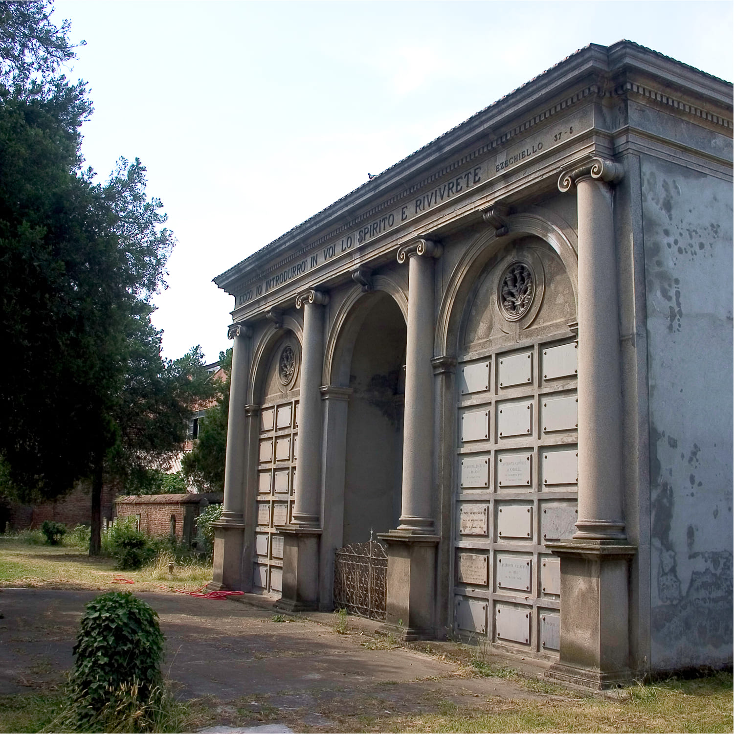 Asti-cimitero-03 Dettaglio delle lapidi ebraiche presenti nel cimitero di Asti