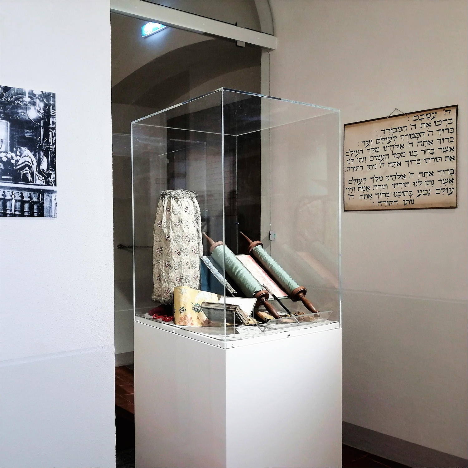 Asti-mostra02 Dettaglio della mostra all'interno della sinagoga di Asti