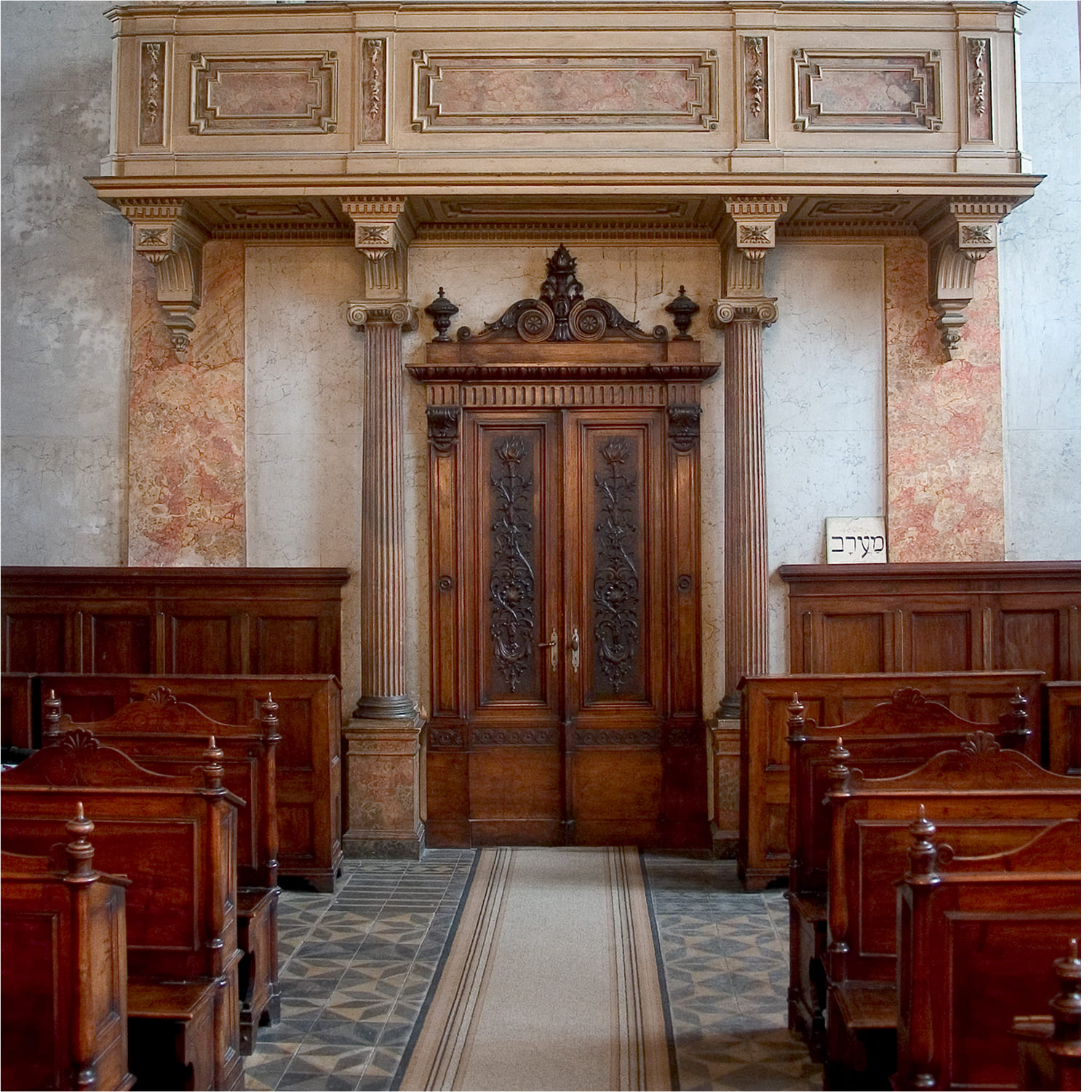 Asti-sinagoga-01 Portale d'ingresso alla sinagoga di Asti vista dall'interno