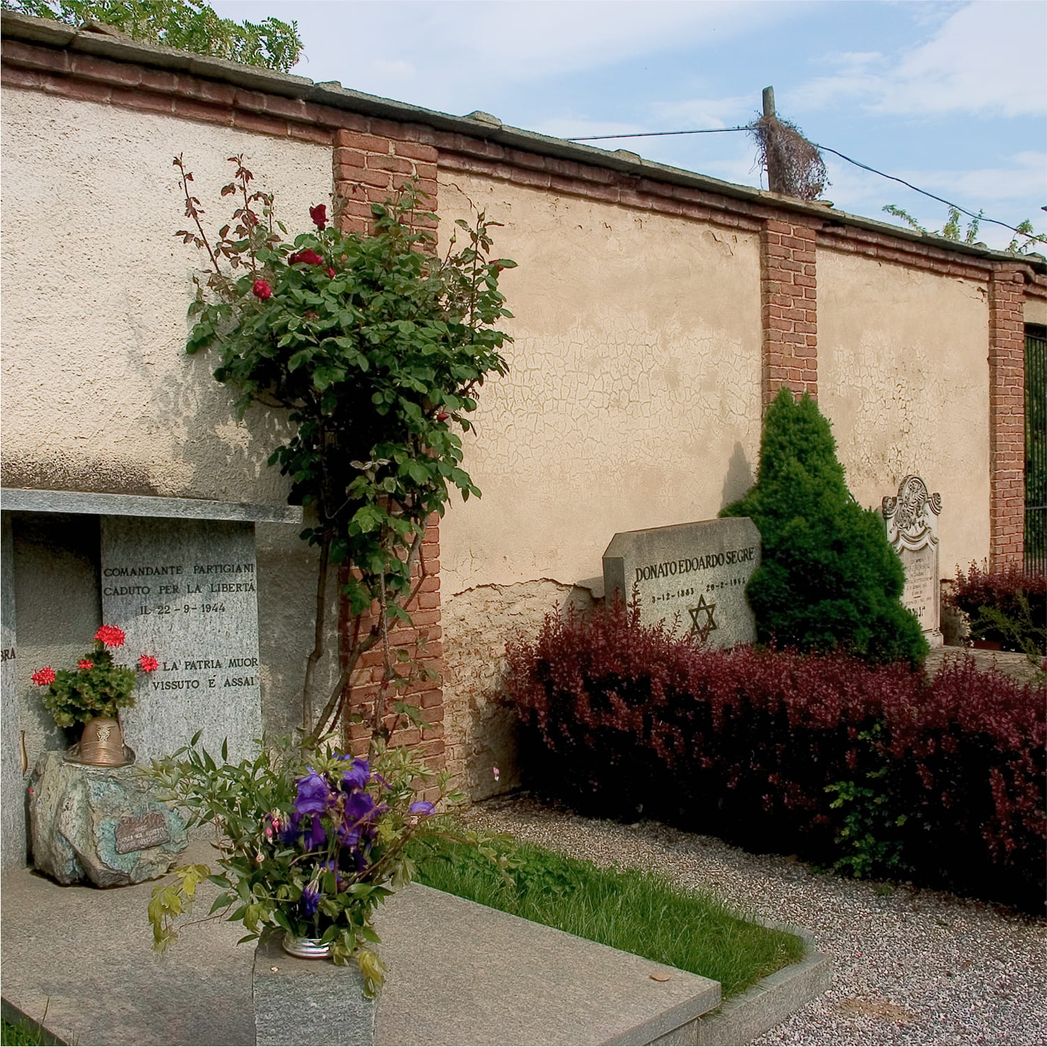 Carmagnola-cimitero-03 Dettaglio delle lapidi ebraiche presenti nel cimitero di Carmagnola