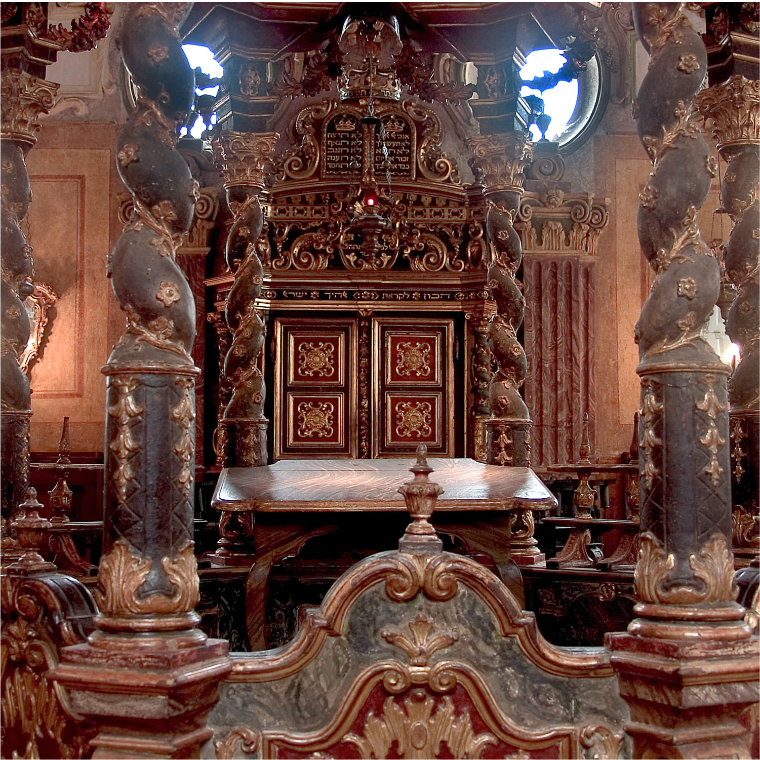 Carmagnola-sinagoga-02 Dettaglio dell'interno della sinagoga di Carmagnola