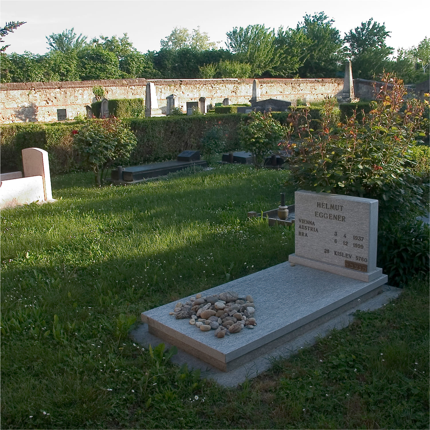 Cherasco-cimitero-02 Dettaglio delle lapidi ebraiche presenti nel cimitero di Cherasco