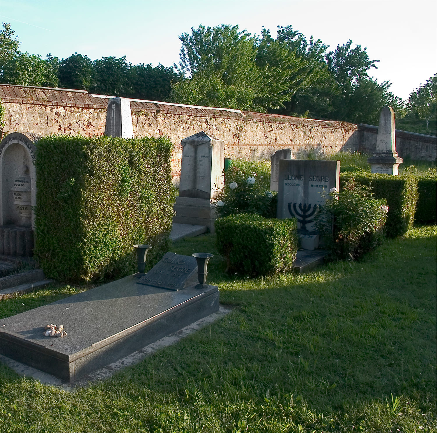 Cherasco-cimitero-03 Dettaglio delle lapidi ebraiche presenti nel cimitero di Cherasco