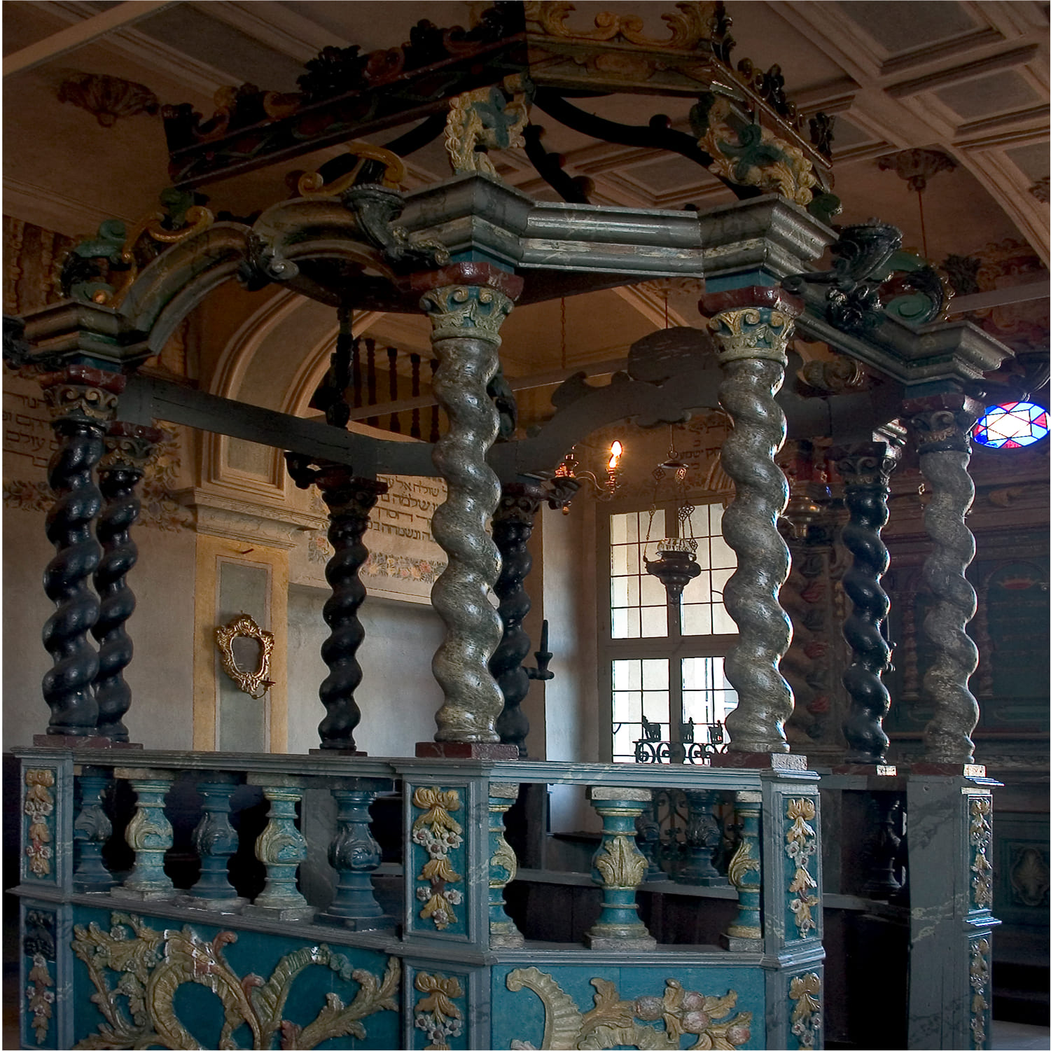 Cherasco-sinagoga-01 Dettaglio dell'interno della sinagoga di Cherasco