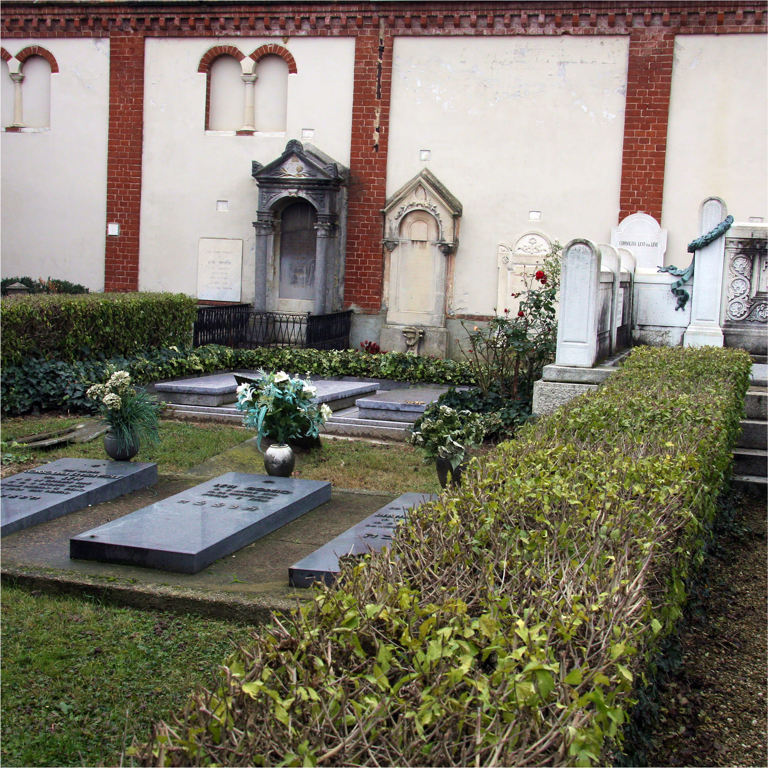 Chieri-cimitero-02 Dettaglio dell'interno del cimitero di Chieri