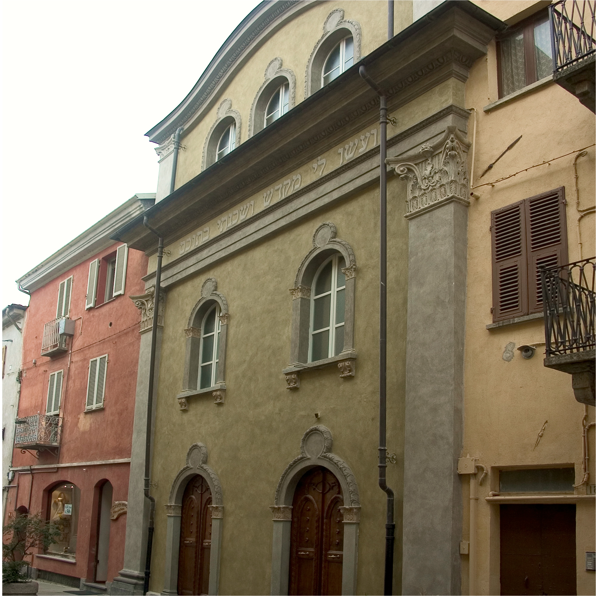 Cuneo-sito Veduta della facciata della sinagoga di Cuneo