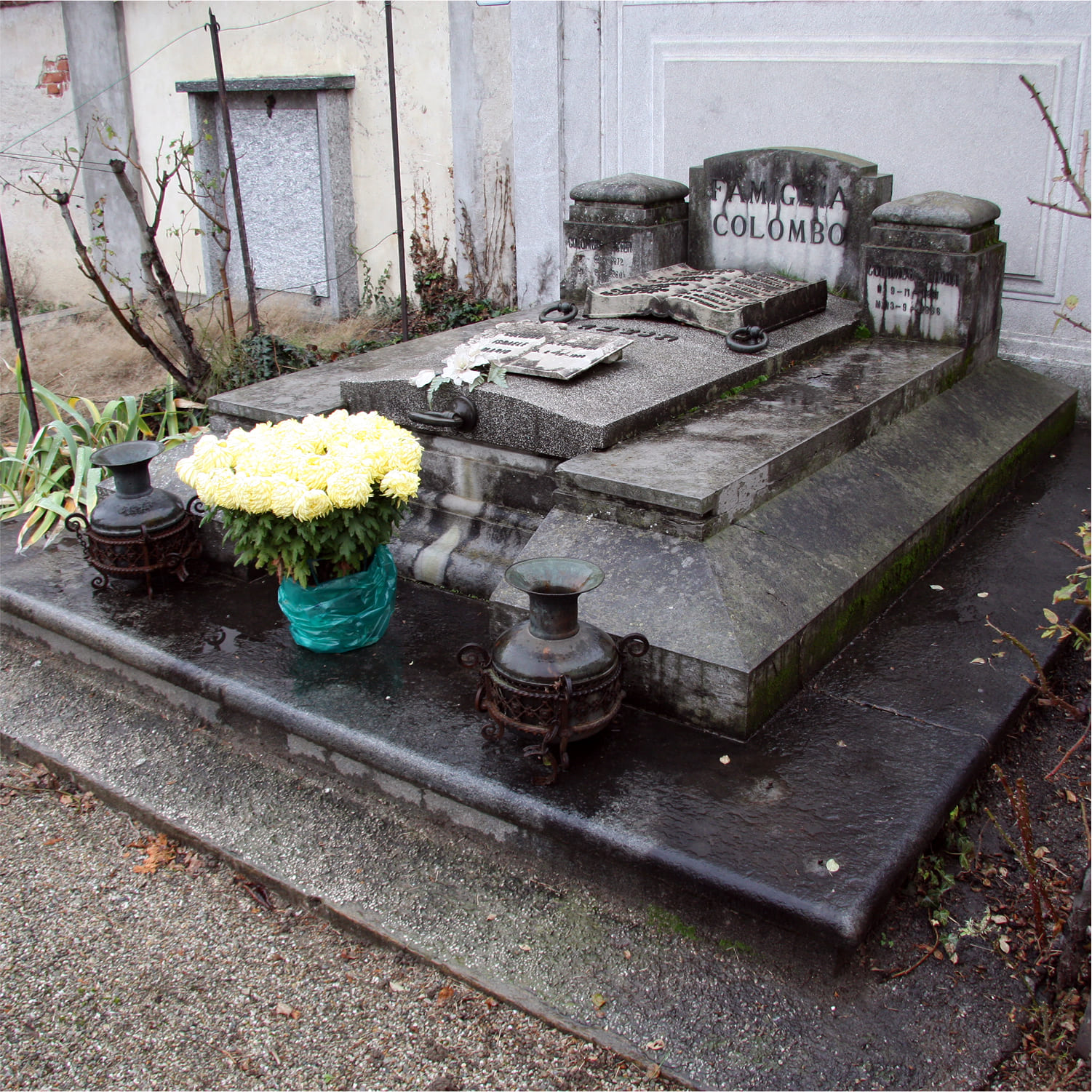 Fossano-cimitero-01 Dettaglio dell'interno del cimitero di Fossano