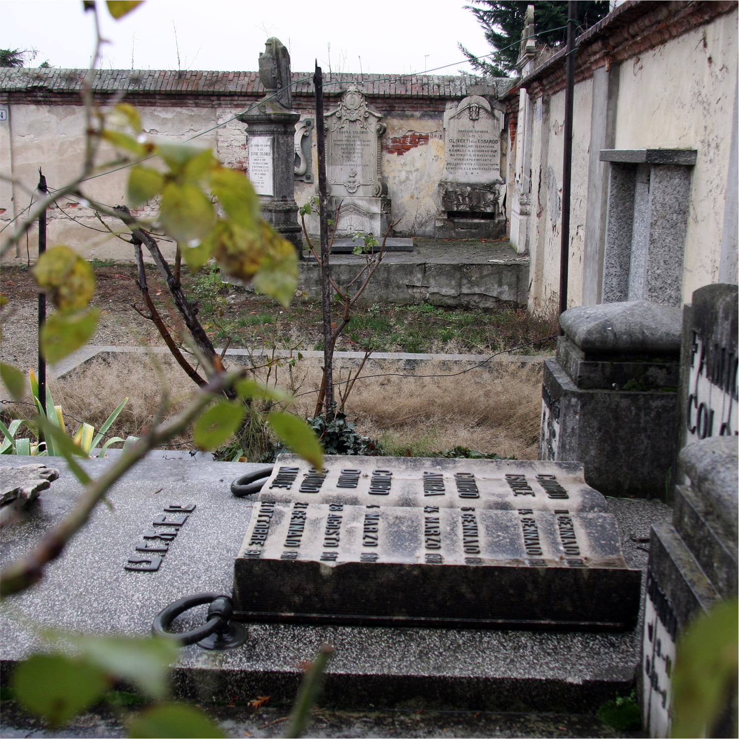 Fossano-cimitero03 Dettaglio dell'interno del cimitero di Fossano