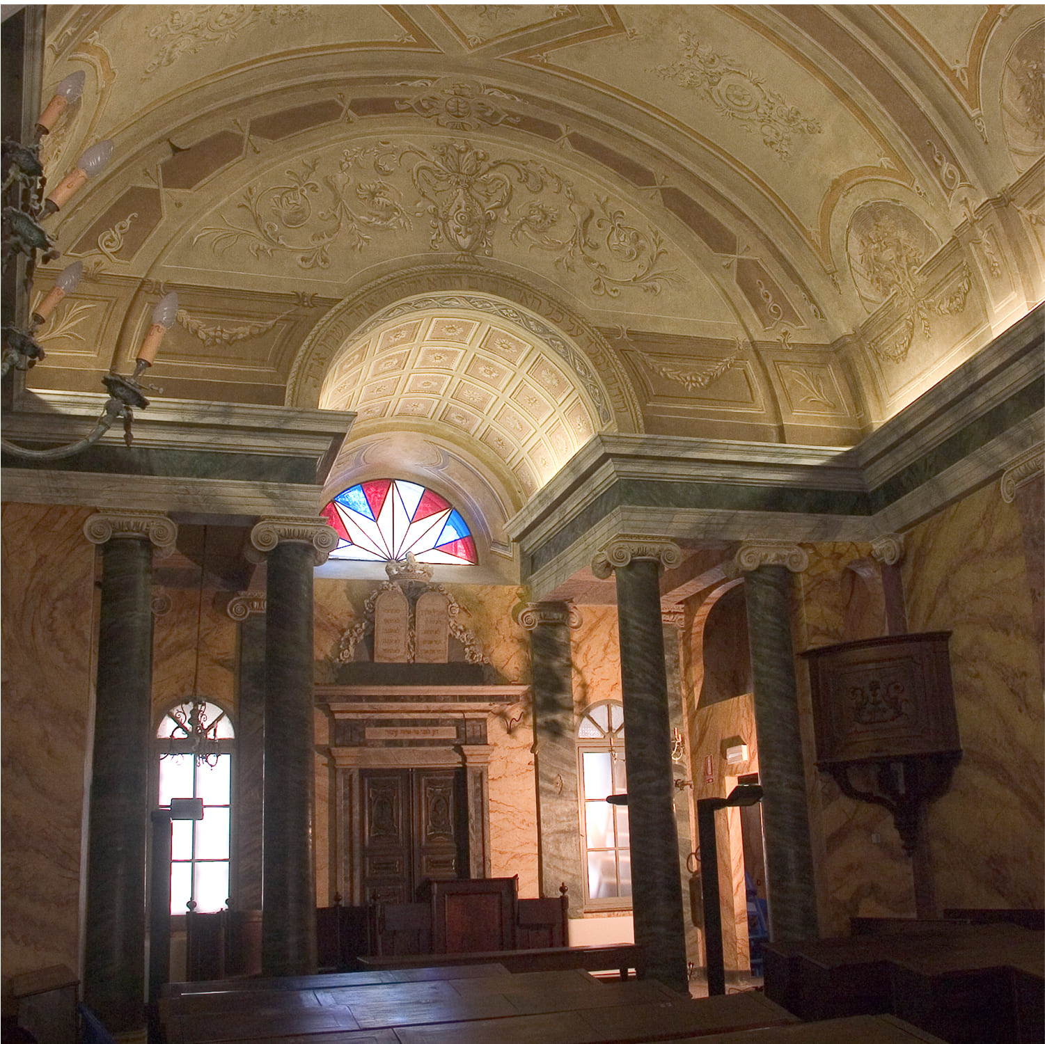 Ivrea-sinagoga-01 Interno della sinagoga di Ivrea