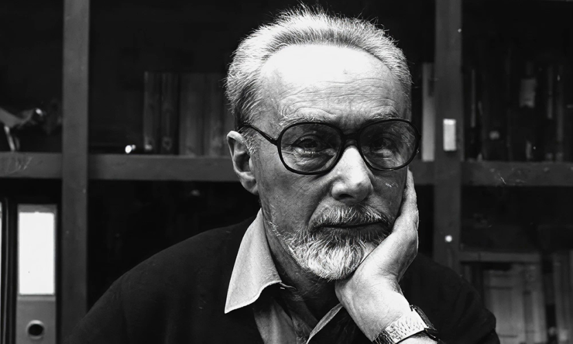 Ritratto-Primo-Levi Fotografia di Primo Levi dentro il suo studio