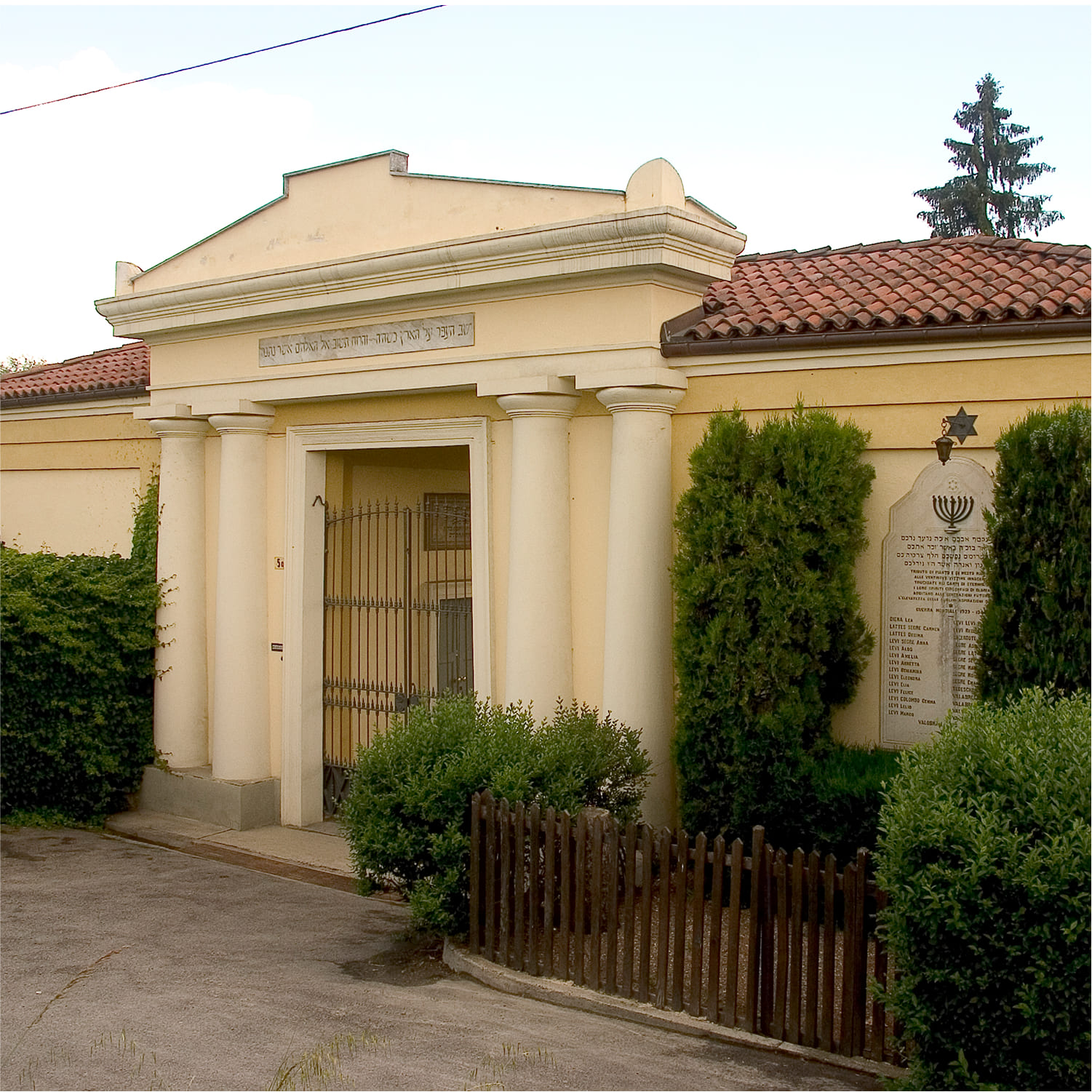 Saluzzo-cimitero-01 Dettaglio dell'interno del cimitero di Saluzzo