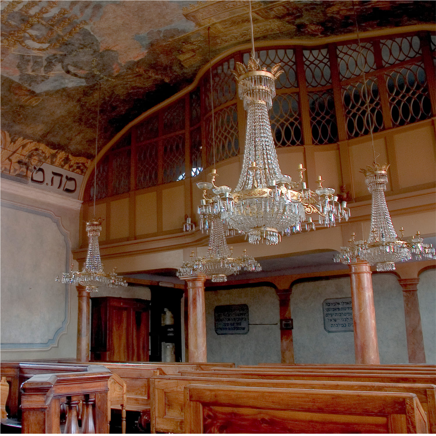Saluzzo-sinagoga-01 Dettaglio dell'interno della sinagoga di Saluzzo