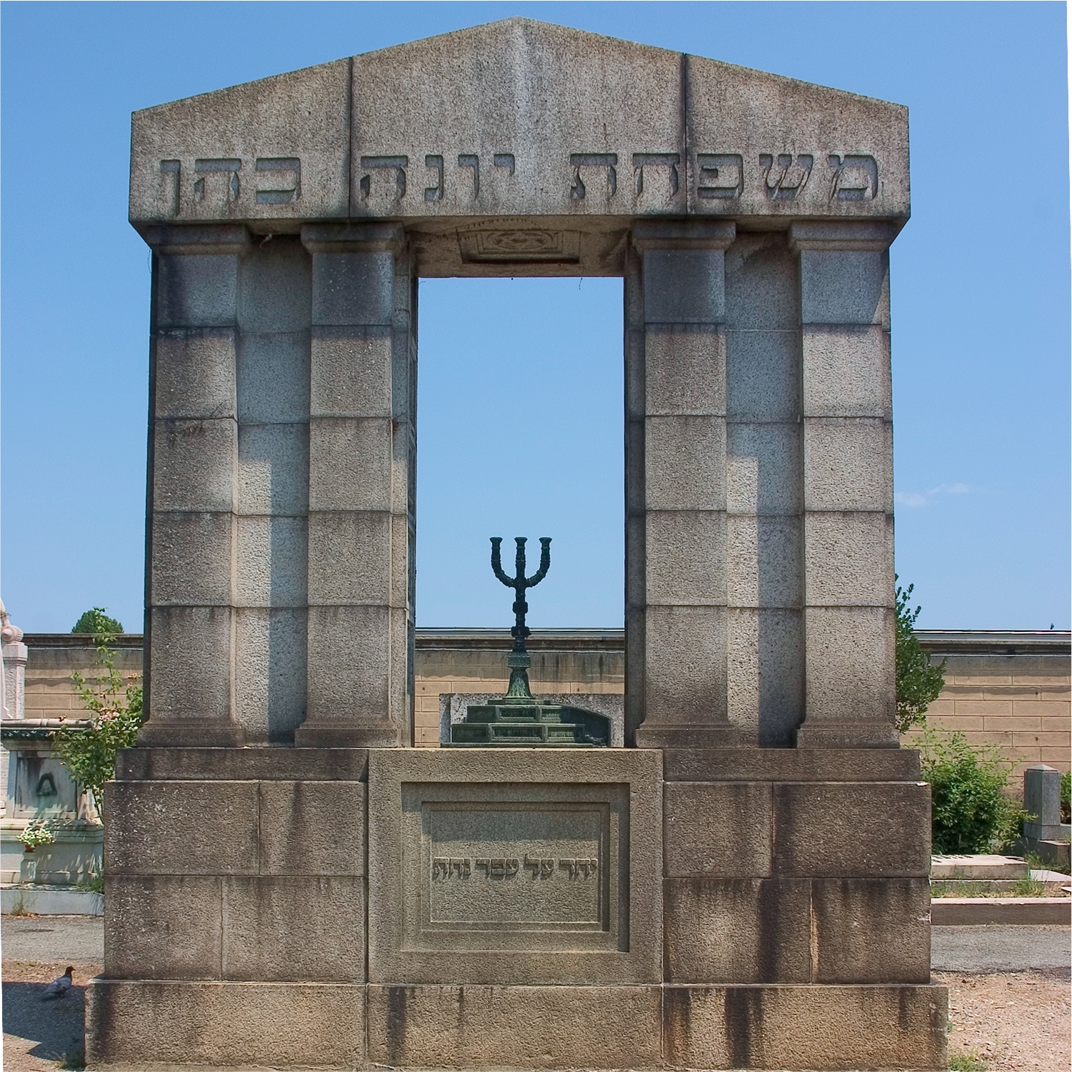 Torino-cimitero-01 Monumento funebre con menorah nel cimitero di Torino