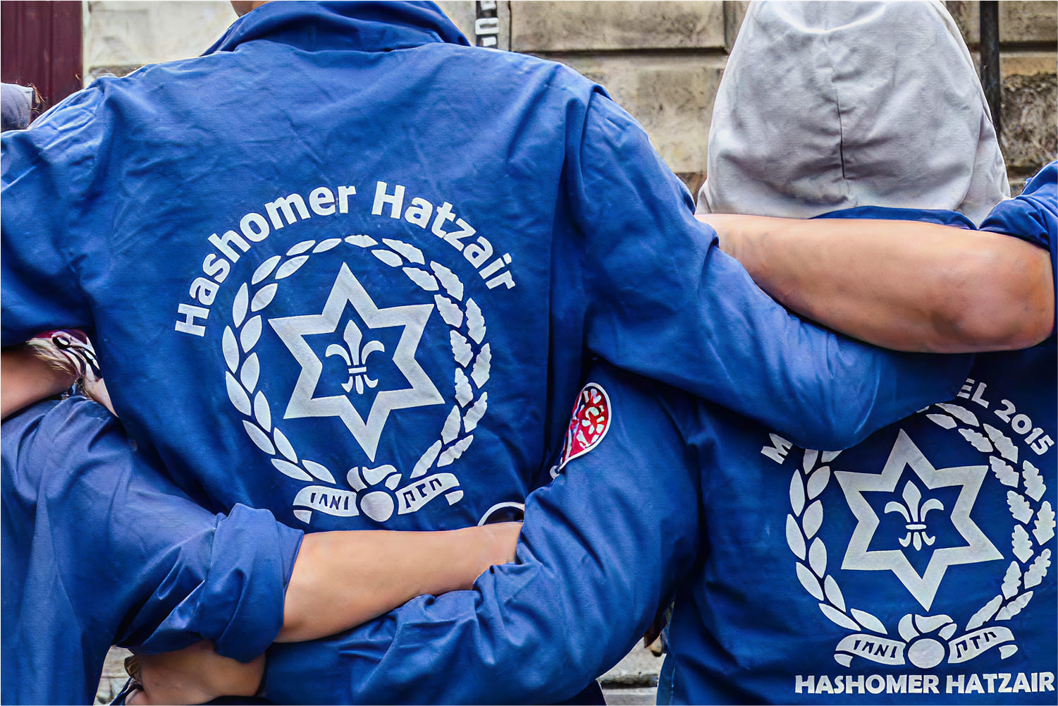 Vita-ebraica-Hashomer-Hatzair Foto di spalle di un gruppo di persone con la maglietta di Hashomer Hatzair