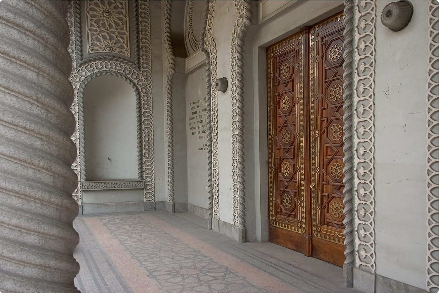 Vita-ebraica-segreteria-comunità-ebraica Dettaglio dell'ingresso della sinagoga di Torino