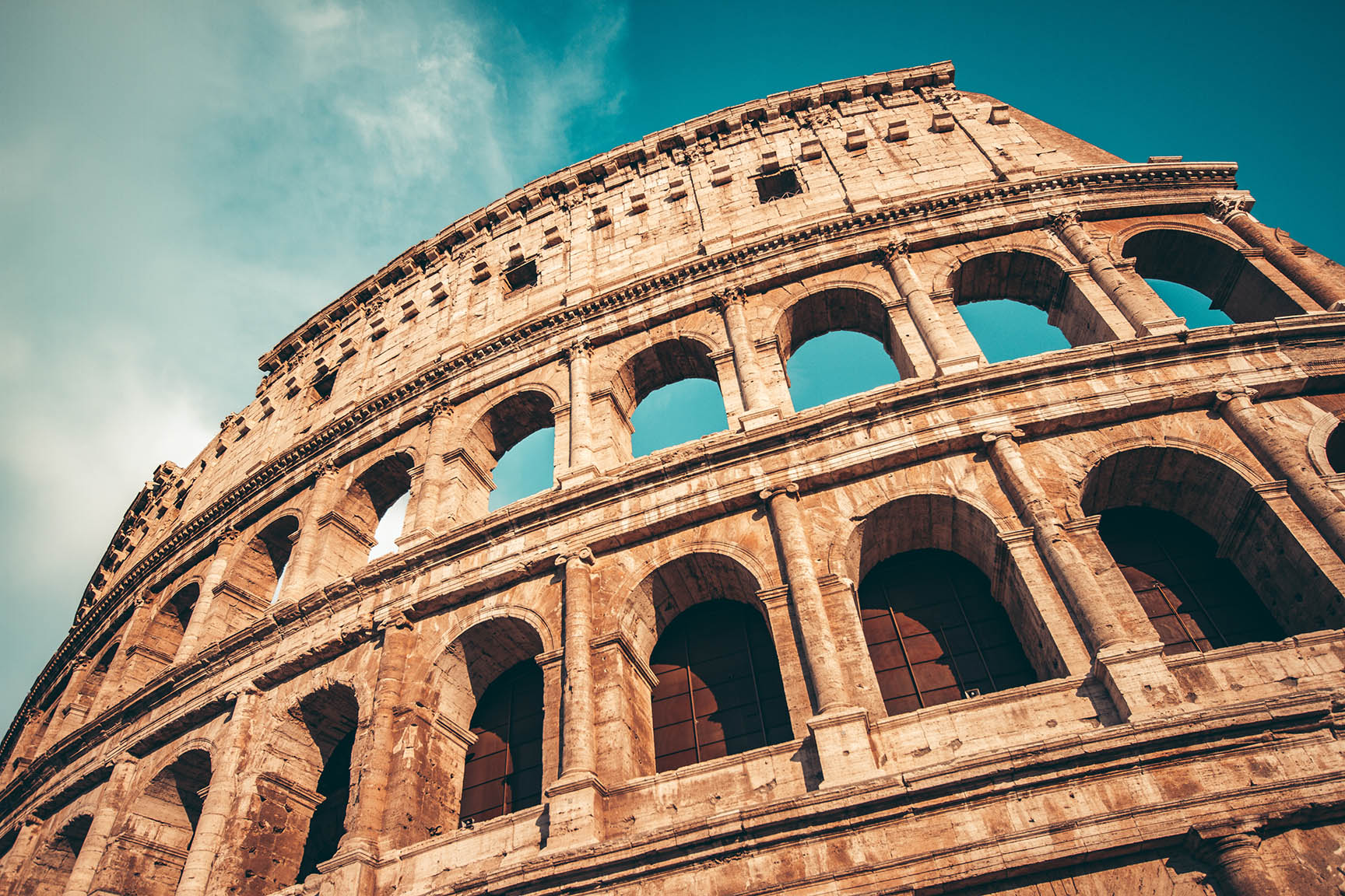 L'antico Colosseo di Roma al tramonto